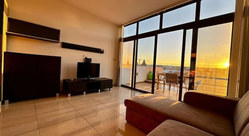 Lovely Penthouse off the Marina - Image 1