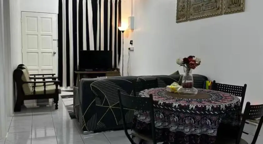 Aileen Homestay Swimming Pool - Image 1