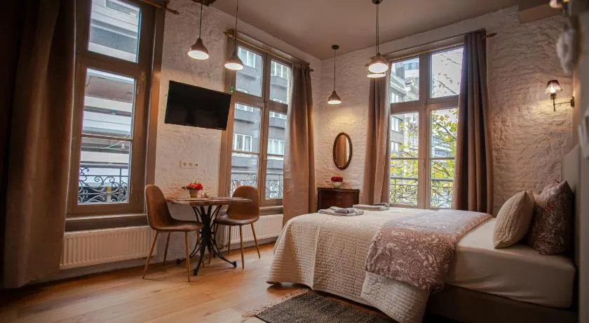 Luxury Suites Meir by Rikas Hotels - Image 1