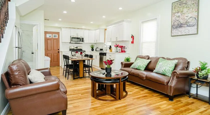 37-2 - 4BR Spacious Family Friendly near Boston & Parks - Free Parking - Image 1