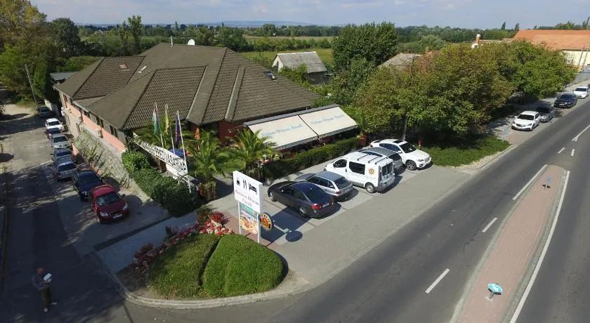 Kisduna Étterem-Panzió - Image 1
