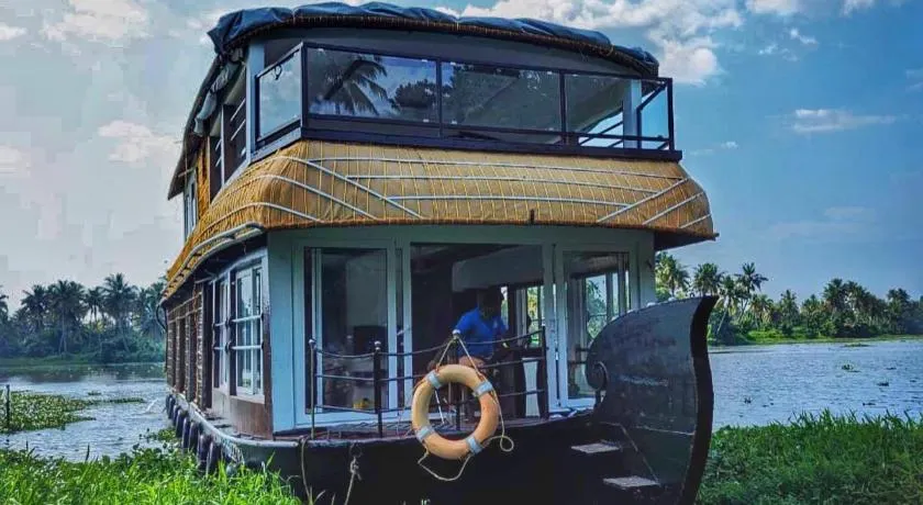 Grand Villa Houseboat - Image 1