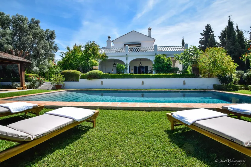 A REAL OASIS IN COLONIAL STYLE - Image 1