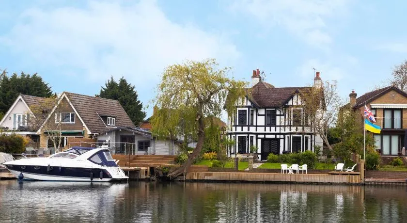 Lux 8Br Thamesfront Villa w Yacht & Sauna - Image 1