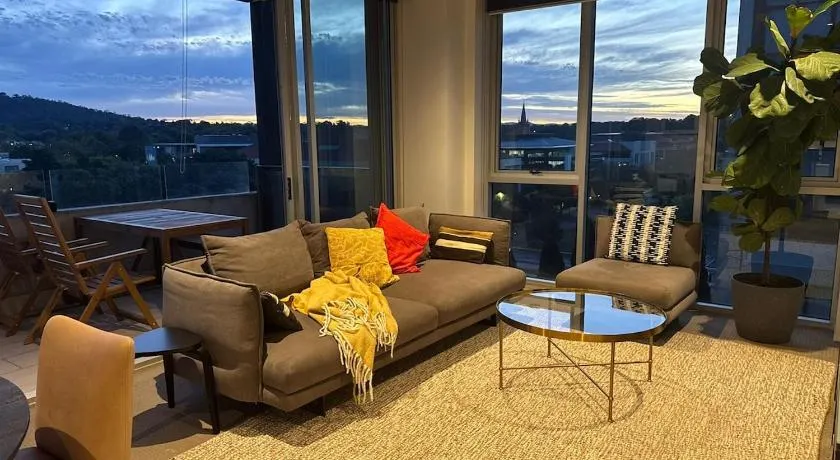 Stylish 1BR Spacious Penthouse Self Check-in, 7 min walk to parliament - Image 1