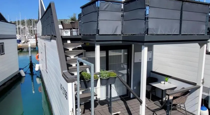 Floating House Marina Pearl - Image 1