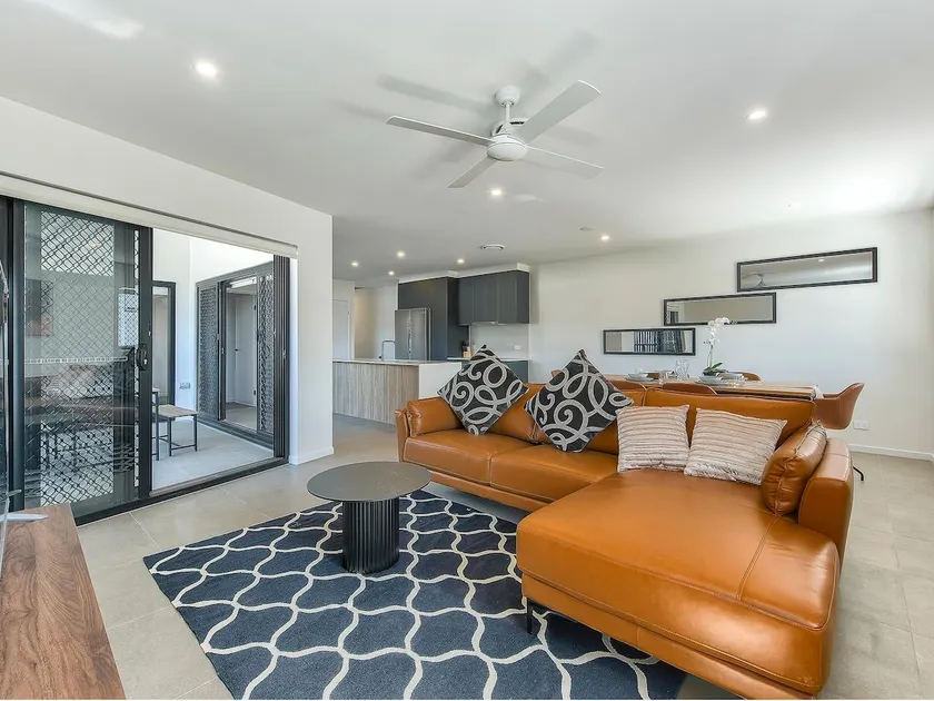 3BR Top Floor Apartment with Parking, EV friendly & Views Brisbane South - Image 1