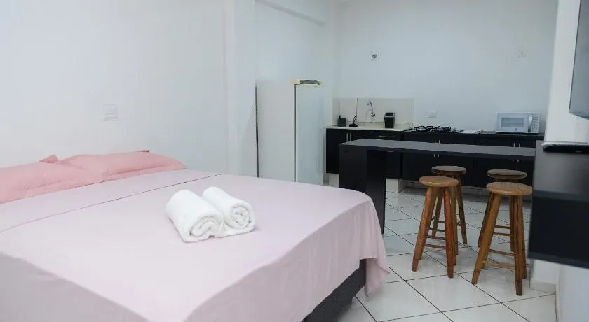Estúdio espaçoso com sacada e cama king no centro - Image 1