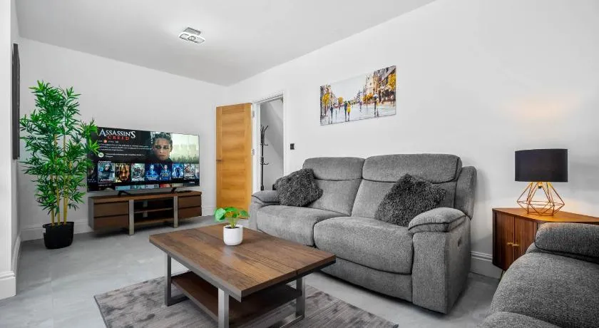 5 bedroom house Solihull 10 mins drive from BHX & NEC Private off road parking - Image 1