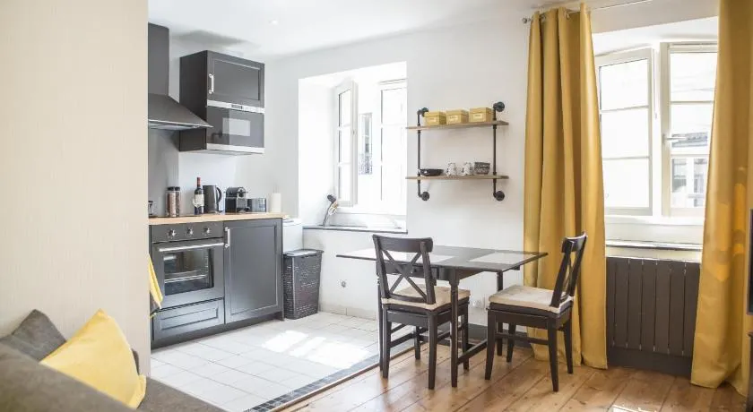 Ravissant appartement pour 2 - Place du Palais 3ème étage - Image 1