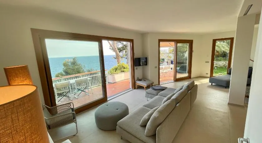 Villa Cokkinis fronte mare con ampio giardino - Image 1
