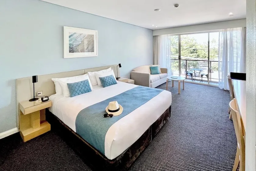 Coogee Sands Hotel & Apartments - Image 1