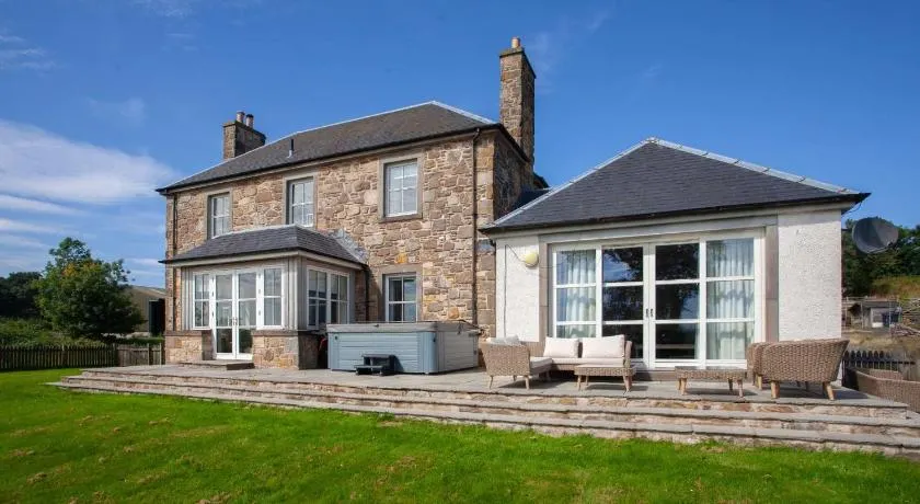 Stunning 4 Bedroom Farmhouse - Image 1