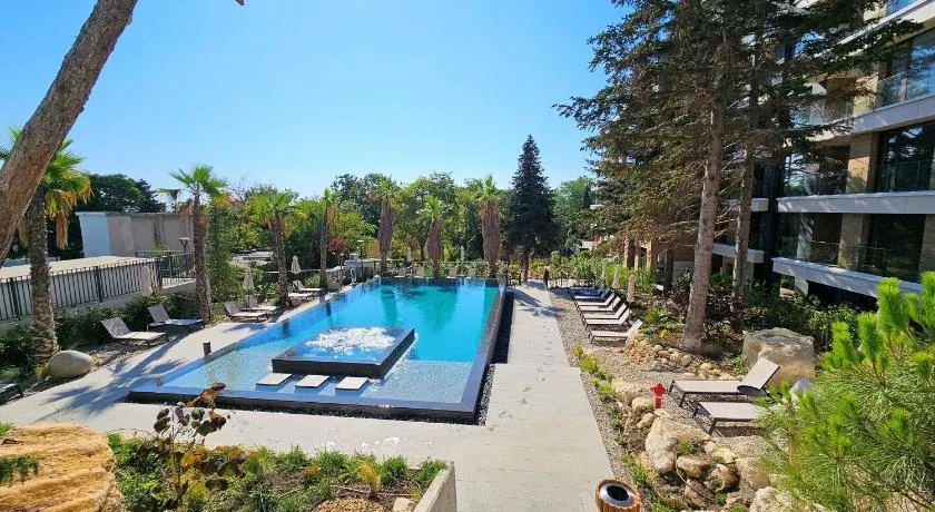 Luxury 2 Room Flat Free Parking, Pool and WiFi - Image 1