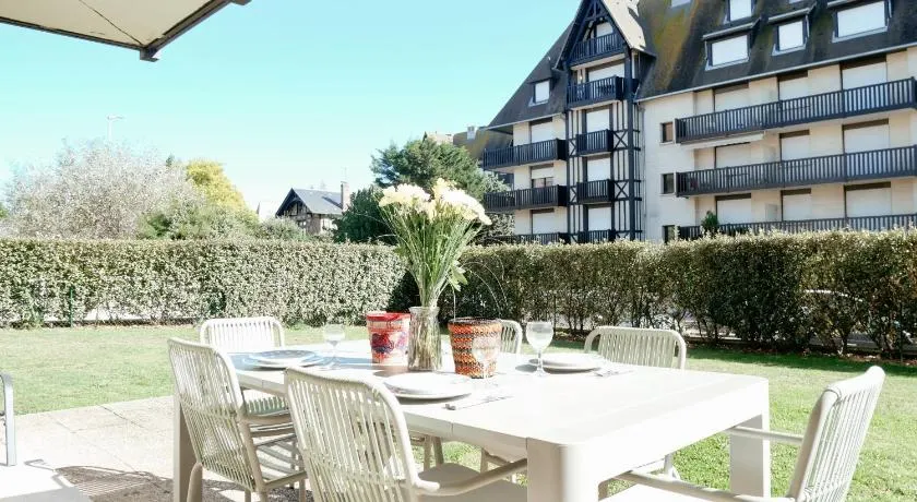 Jardin privatif et parking plage à pied au cœur de Deauville - Image 1