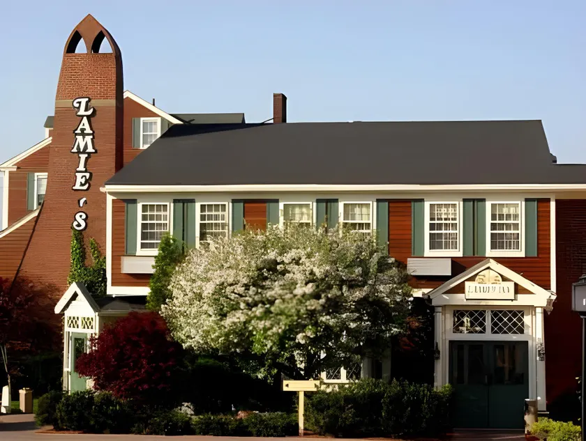 Lamies Inn & The Old Salt Tavern - Image 1