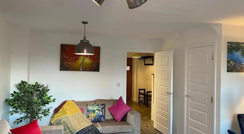 Homely, Cosy & Contemporary 4 BDR house with Garden & Parking 5 mins drive to Addenbrookes & Papworth hospitals & Bio Medical campus - Image 1