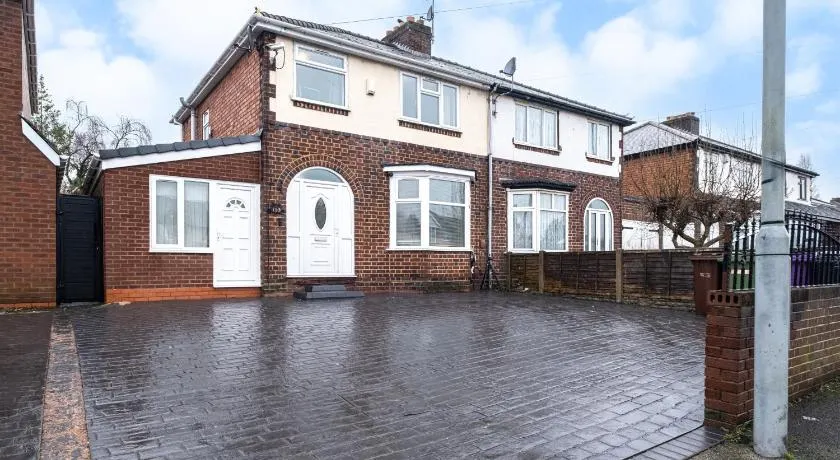 2 LWB Van Parking OR 4 vehicles 4 Beds Equipped House -Sleeps 6 Willenhall Bilston M6 A454 Keyway Junction A463- Wolverhampton Walsall-Bloxwich-Wednesfield- I54 Business Park BY Samina - ARZ Stays - Regular Work & Long Stays Available - Image 1