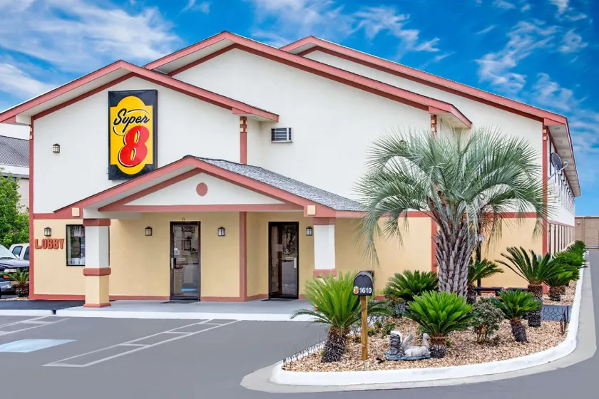 Super 8 by Wyndham Douglas - Image 1