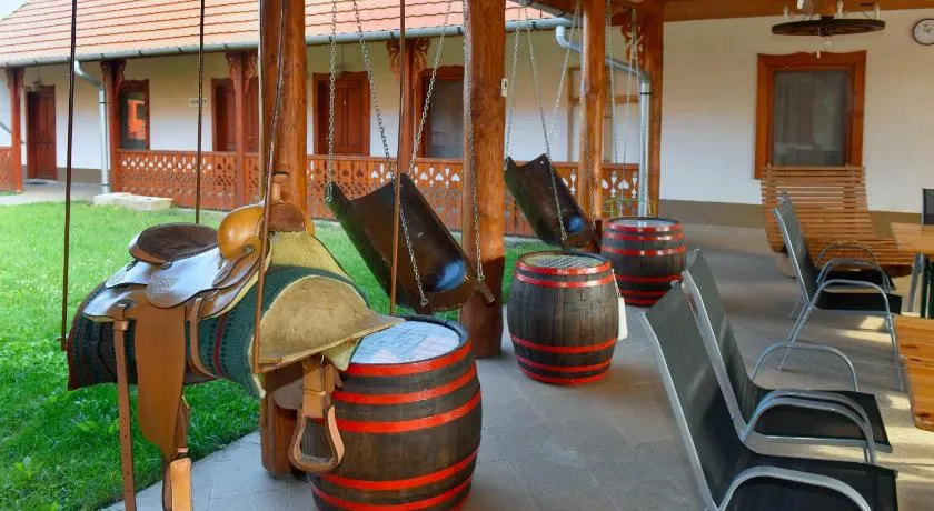 Nyakigláb Villa - Image 1