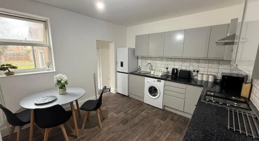 Spacious Comfort Meets Stylish Convenience - Your Perfect 3-Bedroom - Image 1