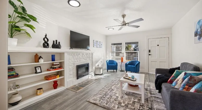 Charming Alameda Retreat Cozy 2BR with Private Yard - Image 1