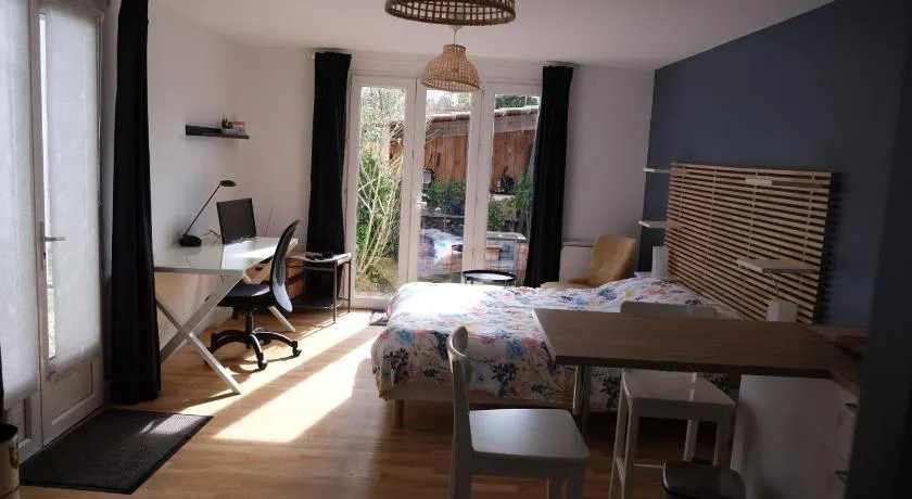 Beau studio calme, indépendant avec terrasse - Image 1
