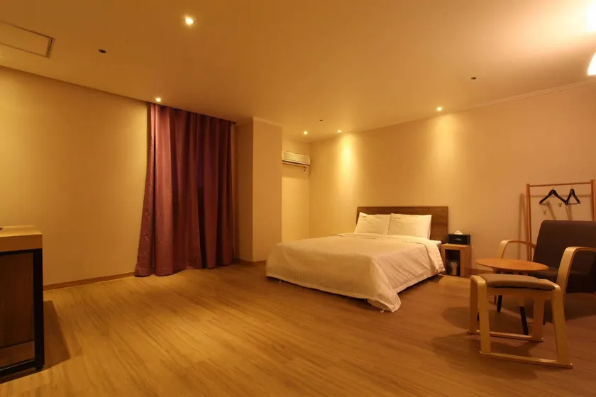 Hotel Violet - Image 1