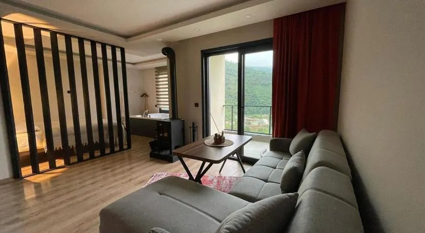 Green Hill Apart - Image 1
