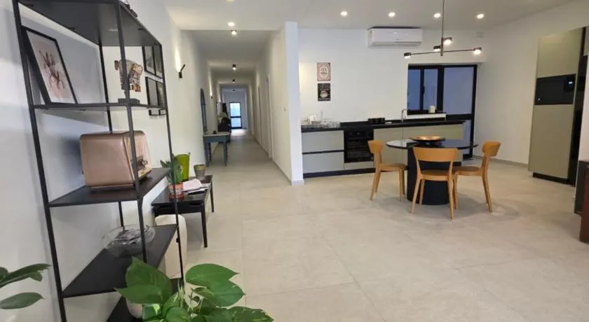 Luxury Waterfront 3BR Apartment with Large Terrace - Image 1