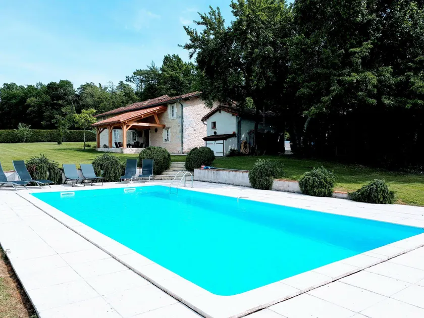 Beautiful holiday home with swimming pool, walking distance from the centre of Verteillac (1 km) - Image 1