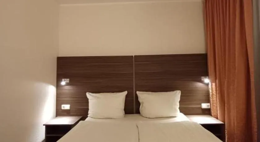 Hotel ARIANA Köln - Image 1