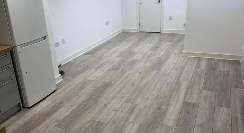 Epsom High Street Apartment 9 - Image 1