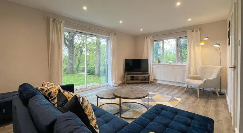 Surrey Hills Lodge - Image 1