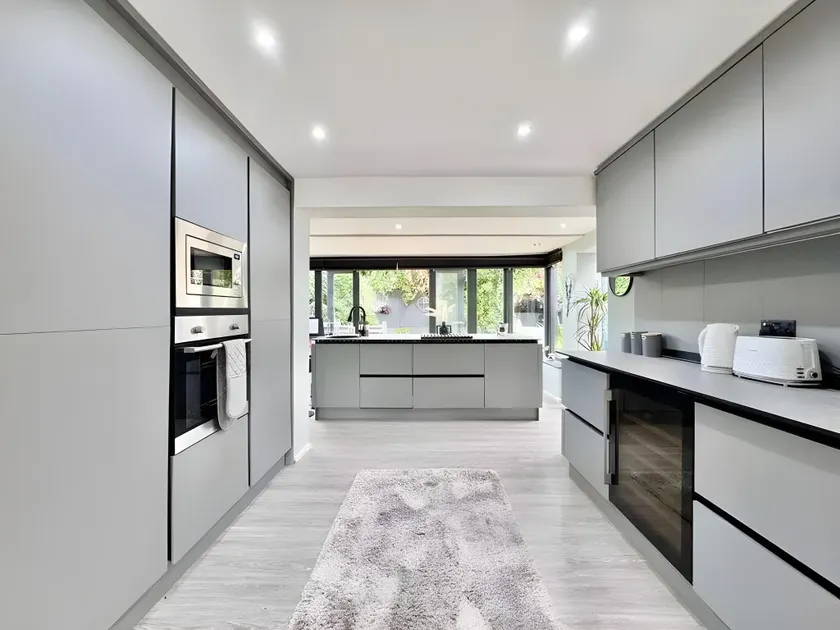 3 bedroom stylish house - Quiet & Central with free parking - Image 1