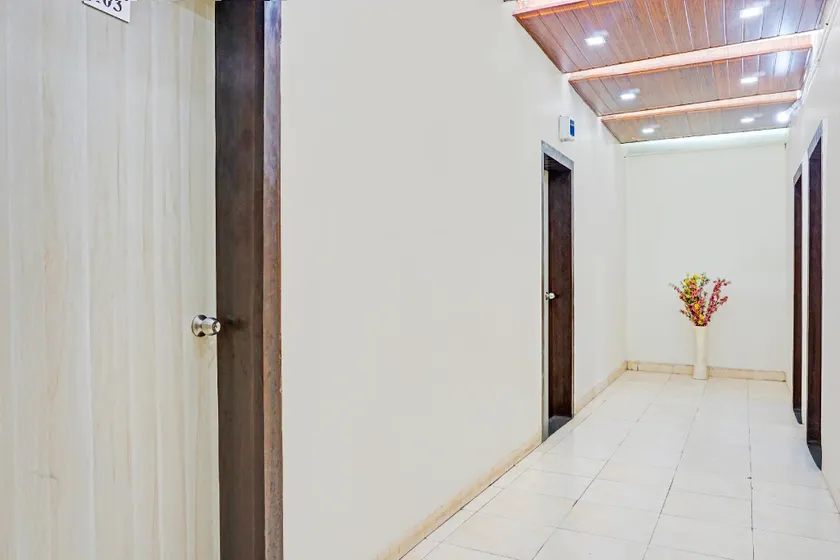 Hotel O Green Park Lodgeing - Image 1