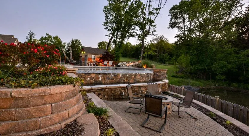 Chalets Resort LAKEFRONT Cottage Free Amenities Amazing views Kayaks 2 Pools - Image 1