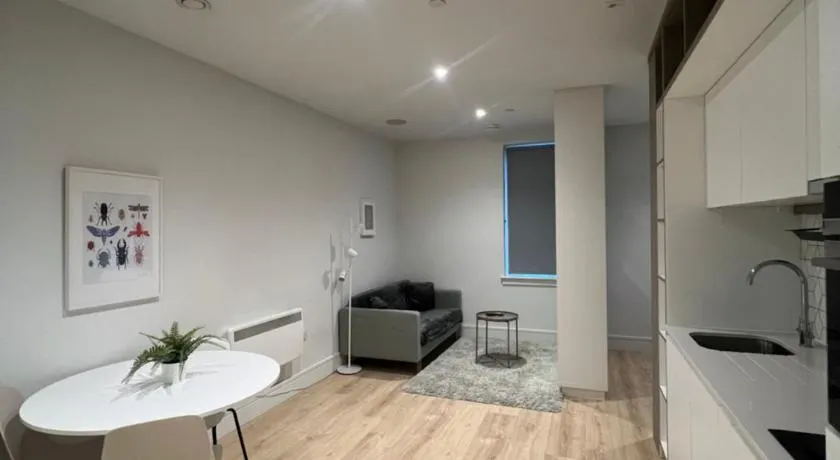 London Heathrow Airport Apartment Voyager House Terminal 12345 - EV Electric and Parking available! - Image 1