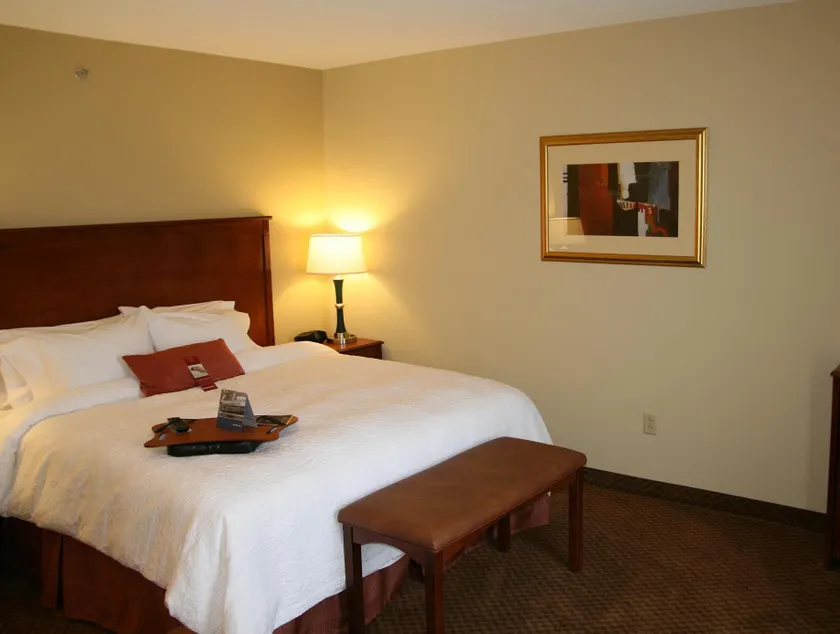 HAMPTON INN & SUITES WARREN - Image 1