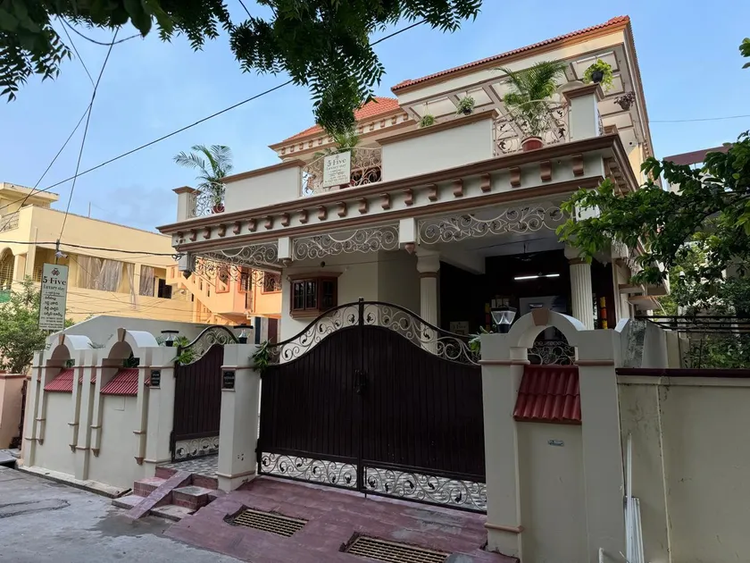5-Luxurystay-villa - Image 1