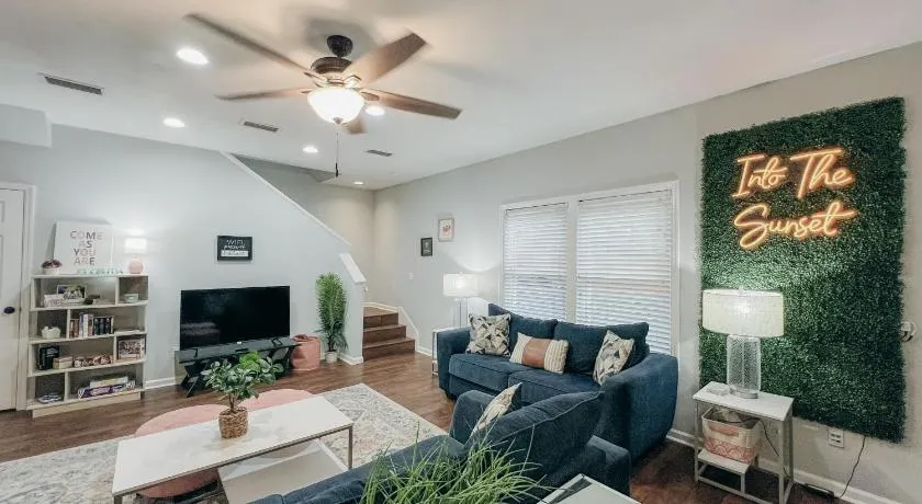 Sunset Oasis - Beautiful 3BR with Serene Backyard near UF Stadium! - Image 1