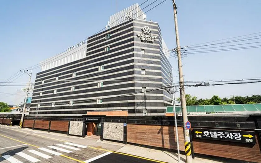 Ilsan (Daehwa) Wainscot Hotel - Image 1
