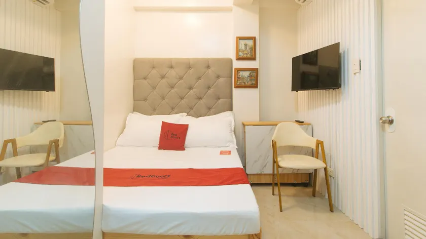 RedDoorz at Delorian Residences - Image 1