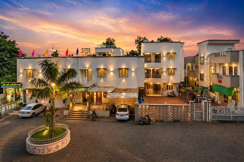 Hotel Rajdhani - Best Family Hotel in Pavagadh and in Halol GIDC - Image 1
