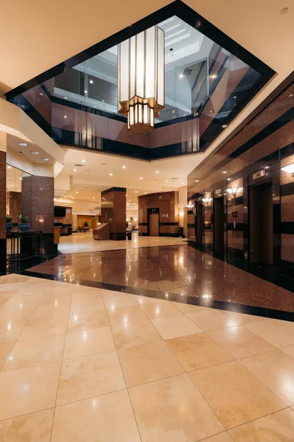 Executive Hotel Suite Downtown Free Parking - Image 1