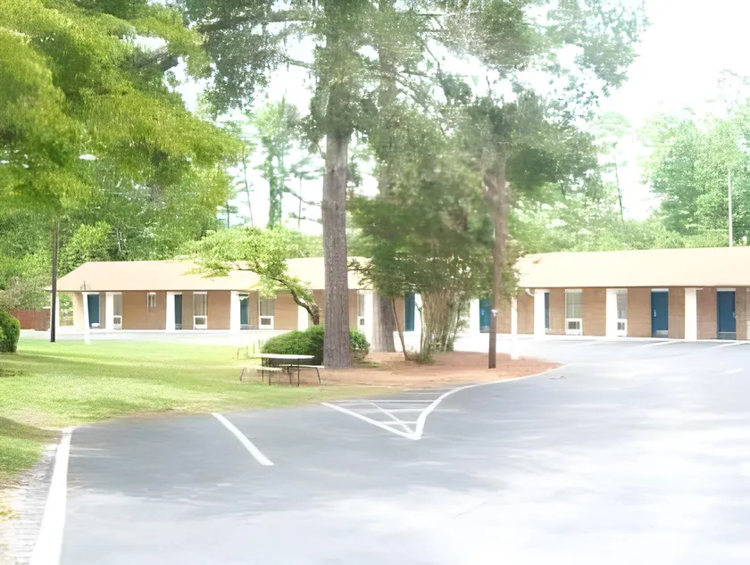 Azalea Inn & Suites - Image 1
