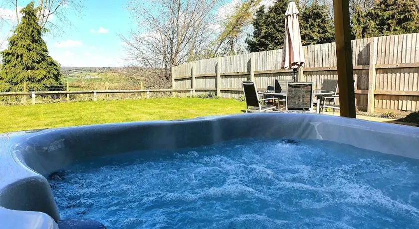 Cosy Home from Home, Private Hot tub, Sunset Views - Image 1