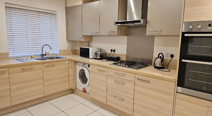 Stansted Airport Serviced Accommodation x DM for Weekly x Monthly Deals by D6ten Homes Ltd - Image 1