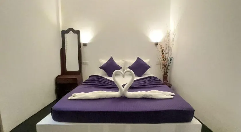 Peacock's Paradise Safari Hostel - Image 1