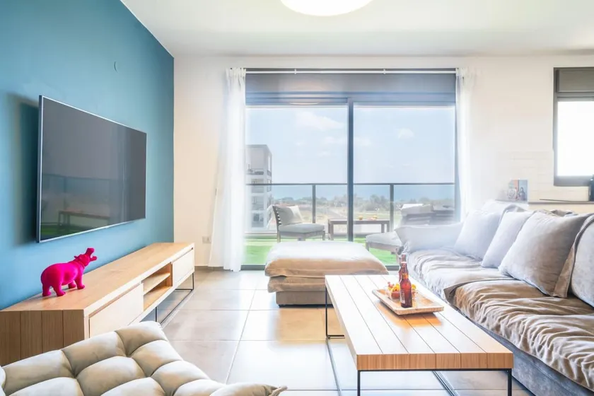 Vibrant Seaside Stay with Balcony - Image 1